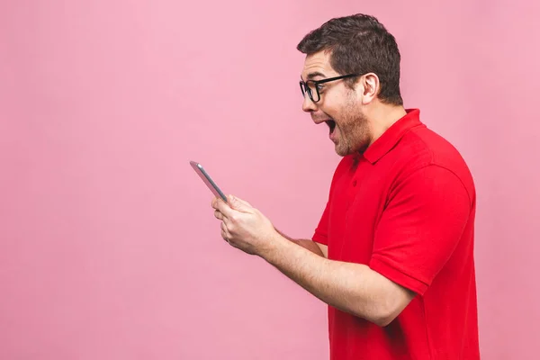 Beeld Van Gelukkige Verbaasd Geschokte Jonge Bebaarde Man Staan Roze — Stockfoto