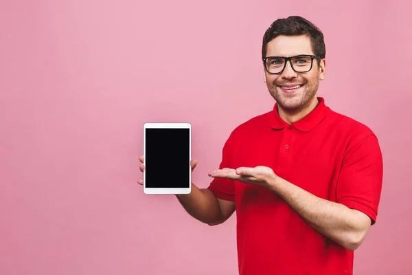 Veselý Mladý Muž Ležérní Ukazuje Prázdné Obrazovce Tabletu Izolované Přes — Stock fotografie