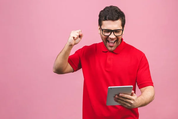 Feliz Ganador Imagen Joven Barbudo Feliz Parado Sobre Fondo Rosa —  Fotos de Stock