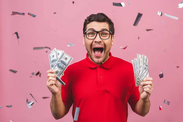 Feliz Ganador Joven Hombre Rico Asombrado Camiseta Casual Sosteniendo Dos — Foto de Stock