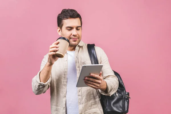 Fiatal Férfi Hátizsák Kezében Kávéscsésze Tabletta Számítógép Izolált Rózsaszín Háttér — Stock Fotó