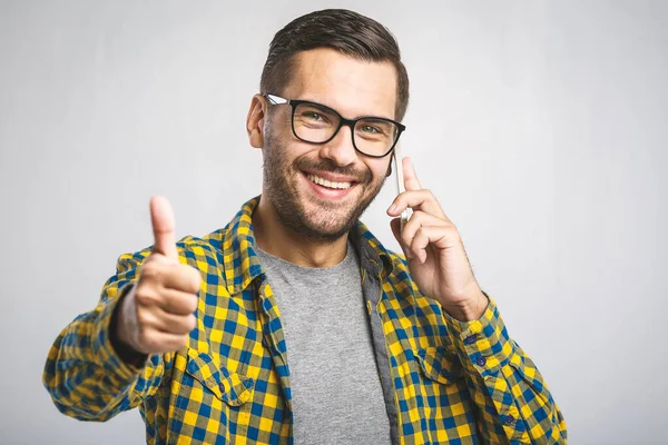 Gelukkige Knappe Man Die Duimen Laat Zien Grijze Achtergrond Telefoongebruik — Stockfoto