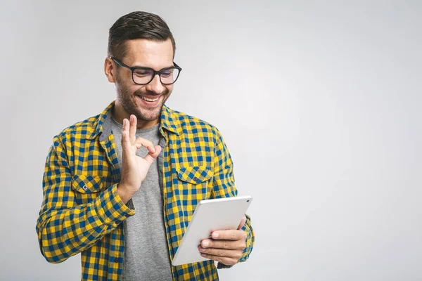 Vrolijke Jongeman Geruit Hemd Staand Tablet Gebruikend Grijze Achtergrond Teken — Stockfoto