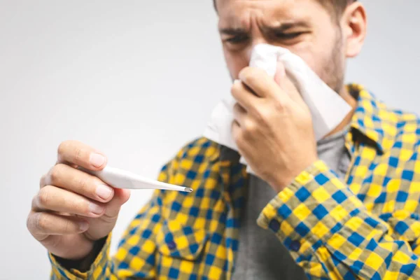 Seorang Pria Terserang Flu Hidungnya Bengkak Kesehatan Dan Konsep Medis — Stok Foto