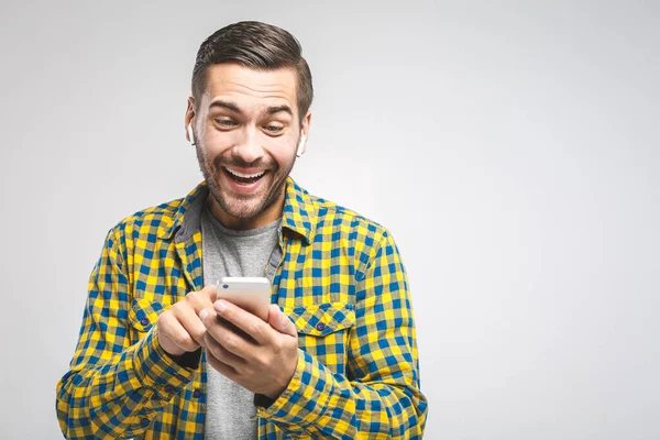 Pořád Kontaktu Hezký Mladý Muž Nosí Sluchátka Drží Mobilní Telefon — Stock fotografie