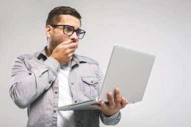 Bu da ne? Omg! Hayır, olamaz! Hüzünlü ekran görüntüsü ile genç, şaşkın, duygusal esmer. Aldığı kötü habere inanamıyor. Avuç içleri dolu el kol işaretleriyle..