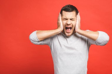 Elleri sıkan, başı ağrıyan, sıradan, mutsuz genç bir adam. İnsanlar, stres, gerilim ve migren konsepti .