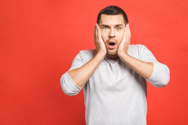 Sersemlemiş, şok olmuş sakallı genç erkeğin yatay görüntüsü ağzını açık tutuyor, şaşırmış ve duygusal bir şekilde önemli bir buluşmayı unutuyor olması büyük bir şaşkınlık yaratıyor.. 