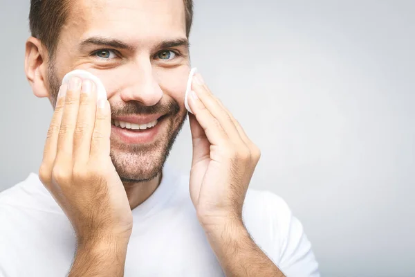 Knappe Man Maakt Gezichtshuid Schoon Met Katoenen Kussens Een Grijze — Stockfoto