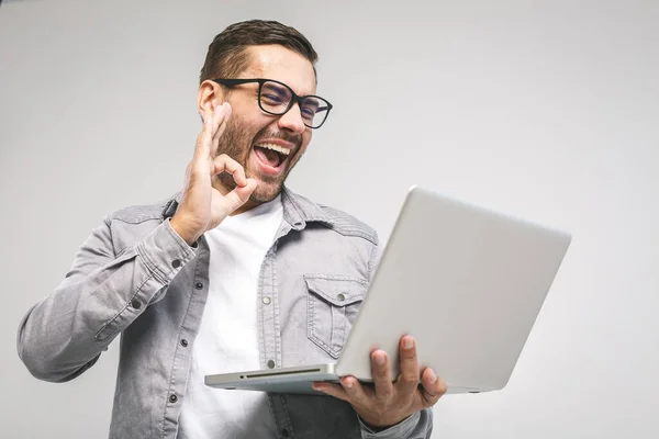 Gelukkige Opgewonden Jongeman Die Laptop Vasthoudt Zijn Arm Optilt Succes — Stockfoto