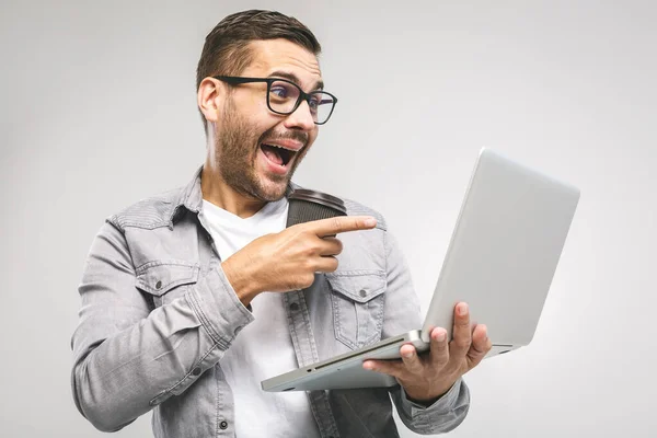 Grappige Jonge Knappe Man Shirt Met Laptop Glimlach Terwijl Hij — Stockfoto