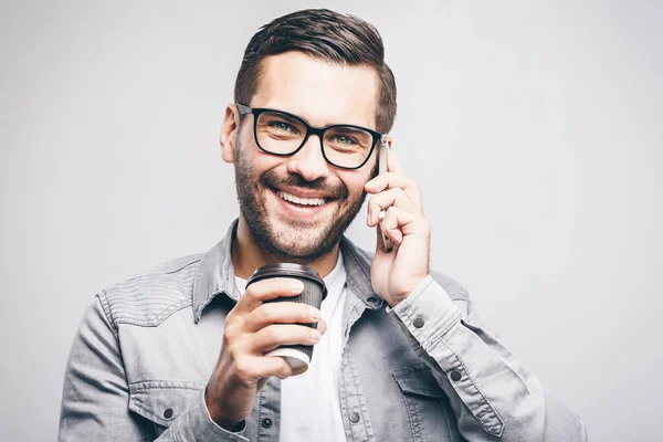 Portret Van Een Gelukkige Jongeman Die Telefoneert Thee Drinkt Geïsoleerde — Stockfoto