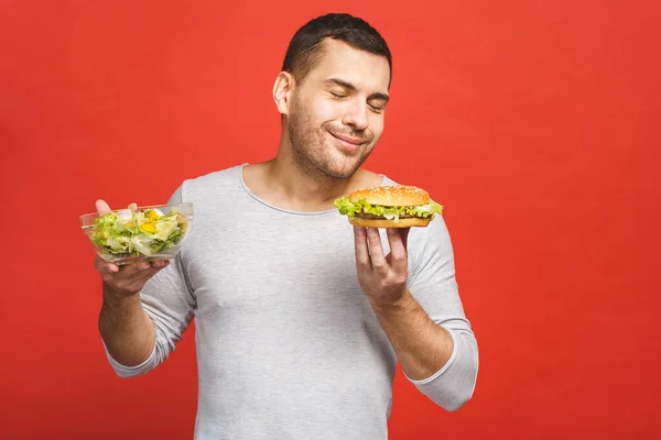 Een Man Die Denkt Tussen Salade Hamburger Gezond Junkfood Dieetconcept — Stockfoto