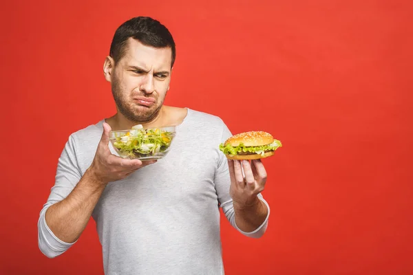 Een Man Die Denkt Tussen Salade Hamburger Gezond Junkfood Dieetconcept — Stockfoto