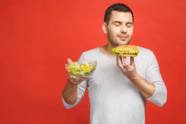 Hombre Pensando Elegir Entre Ensalada Hamburguesa Comida Sana Chatarra Concepto —  Fotos de Stock