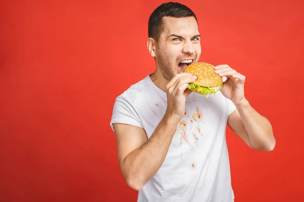 Rolig Hungrig Skäggig Man Som Äter Skräpmat Spännande Ung Man — Stockfoto