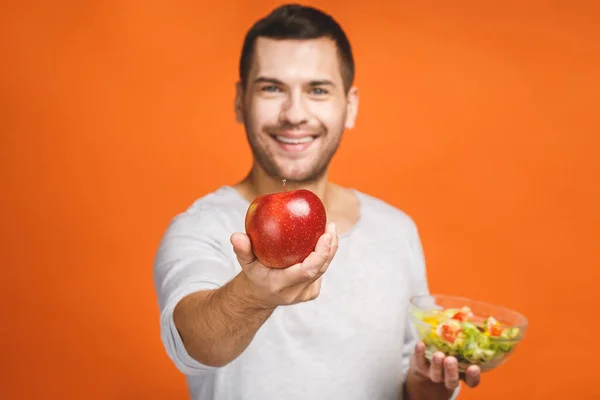 Genç Adam Organik Yemek Yiyor Sağlıklı Salata Meyve Yiyen Neşeli — Stok fotoğraf