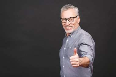 Siyah arka planı olan mutlu yaşlı bir adamın portresi..