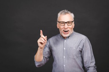 Harika bir fikir! Siyah arka plana izole edilmiş gülümseyen olgun erkek portresi.