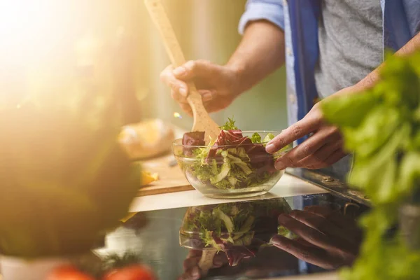 Primer Plano Del Joven Que Prepara Comida Deliciosa Saludable Cocina —  Fotos de Stock