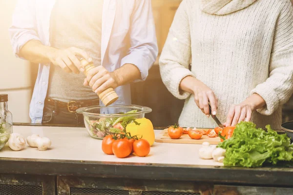 Casal Encantador Estão Falando Enquanto Cozinha Comida Saudável Cozinha Casa — Fotografia de Stock