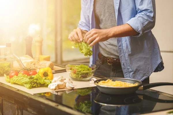 Güneşli Bir Günde Evde Sağlıklı Vejetaryen Yemekleri Pişiren Bir Adam — Stok fotoğraf