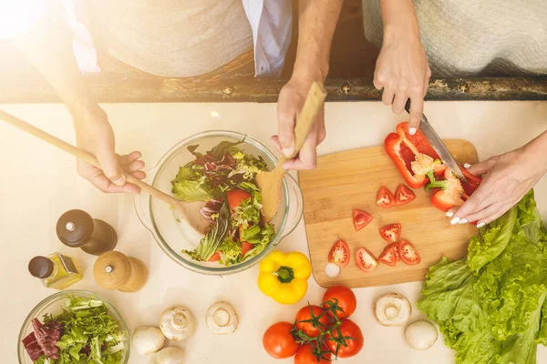 Ovanifrån Vackra Par Talar Och Medan Matlagning Hälsosam Mat Köket — Stockfoto