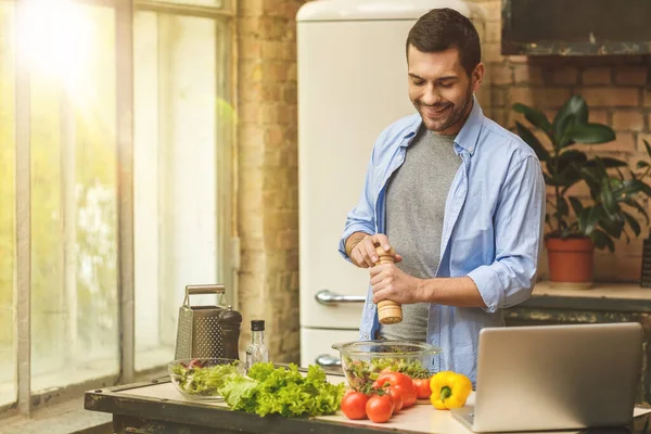 Hombre Preparando Comida Deliciosa Saludable Cocina Casera Día Soleado —  Fotos de Stock