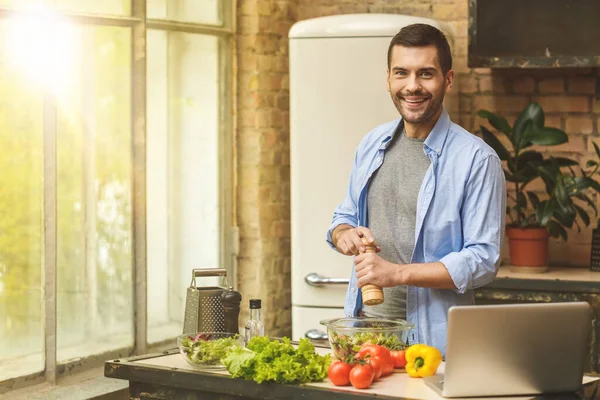 Hombre Preparando Comida Deliciosa Saludable Cocina Casera Día Soleado —  Fotos de Stock