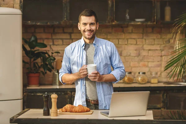 Buenas Noticias Guapo Joven Bebiendo Café Casa Cocina Loft Con —  Fotos de Stock