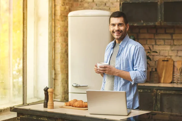 Buenas Noticias Guapo Joven Bebiendo Café Casa Cocina Loft Con —  Fotos de Stock