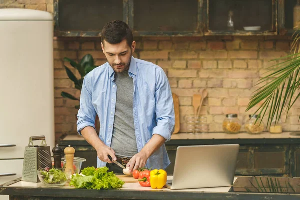 Tan Delicioso Casual Joven Feliz Preparando Ensalada Casa Cocina Loft —  Fotos de Stock