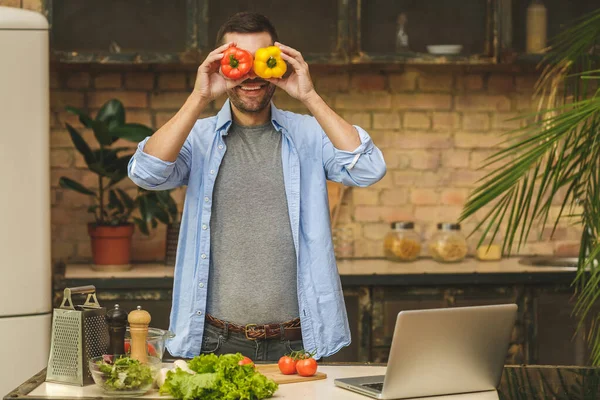 Chef Divertido Pone Pimientos Parte Delantera Cada Ojo Cubrir Los —  Fotos de Stock