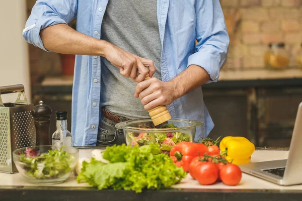 Primer Plano Del Joven Que Prepara Comida Deliciosa Saludable Cocina —  Fotos de Stock