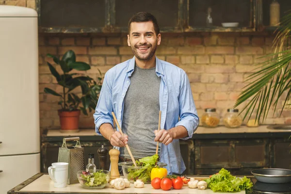 Çok Lezzetliymiş Genç Adam Evde Salata Hazırlıyor Gülümsüyor — Stok fotoğraf