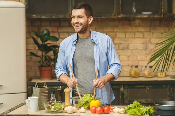 Çok Lezzetliymiş Genç Adam Evde Salata Hazırlıyor Gülümsüyor — Stok fotoğraf