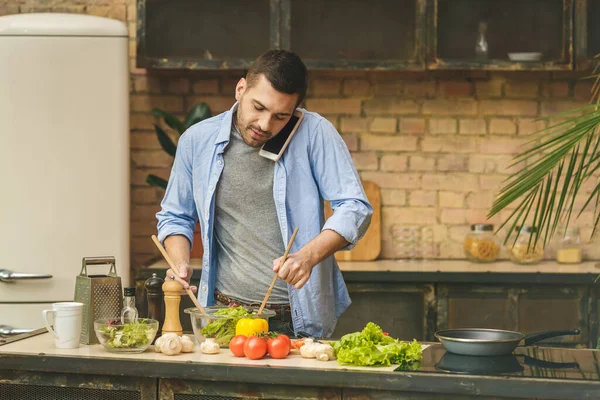 Tan Delicioso Casual Joven Feliz Preparando Ensalada Casa Cocina Loft —  Fotos de Stock