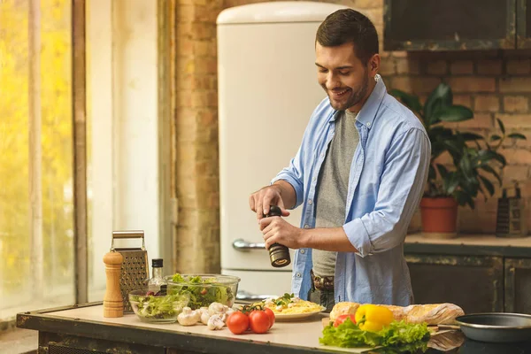 Homem Preparando Comida Deliciosa Saudável Cozinha Casa Dia Ensolarado — Fotografia de Stock