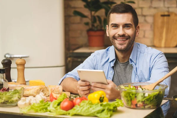 Hombre Preparando Comida Deliciosa Saludable Cocina Casera Día Soleado Uso —  Fotos de Stock