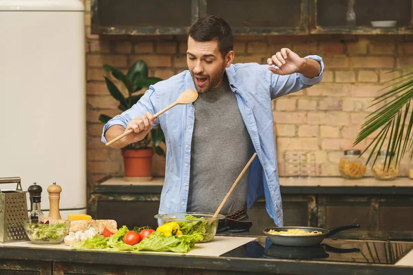 Hombre Cocinando Comida Vegetariana Sencilla Saludable Casa Cocina Día Soleado —  Fotos de Stock