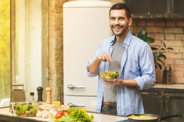 Tan Delicioso Casual Joven Feliz Preparando Ensalada Casa Cocina Loft —  Fotos de Stock