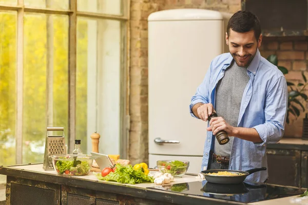 Hombre Preparando Comida Deliciosa Saludable Cocina Casera Día Soleado —  Fotos de Stock