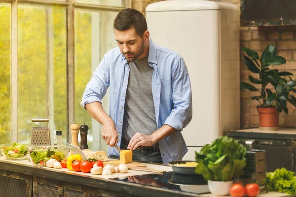 Adam Güneşli Bir Günde Mutfağında Lezzetli Sağlıklı Yemekler Hazırlıyor — Stok fotoğraf