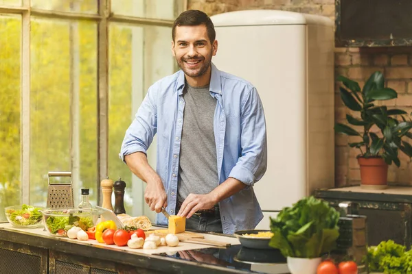 Homem Preparando Comida Deliciosa Saudável Cozinha Casa Dia Ensolarado — Fotografia de Stock