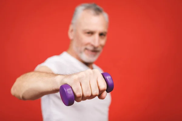 Close Retrato Homem Sênior Exercitando Com Halteres Contra Fundo Vermelho — Fotografia de Stock