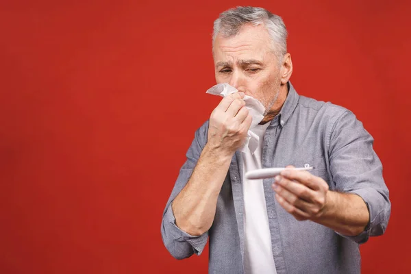 Sjuk Äldre Man Med Termometer Blåser Näsan Med Vävnad Influensa — Stockfoto