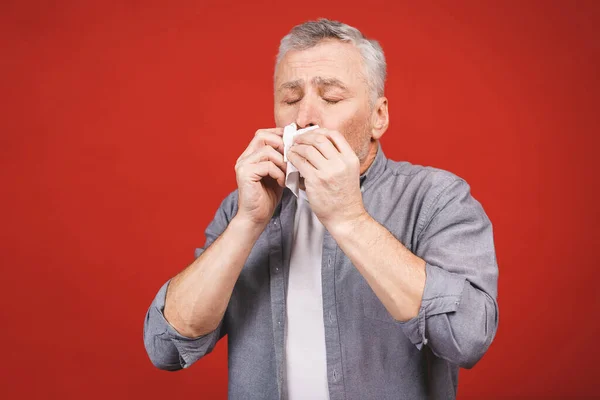 Sjuk Äldre Man Som Snyftar Med Näsduken Influensa Allergi Bakterier — Stockfoto