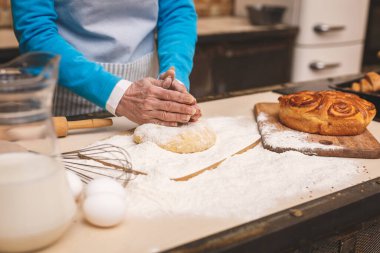 Çekici gülümseyen mutlu yaşlı kadının yakın plan portresi mutfakta pişiyor. Büyükanne lezzetli pişirme yapıyor.. 