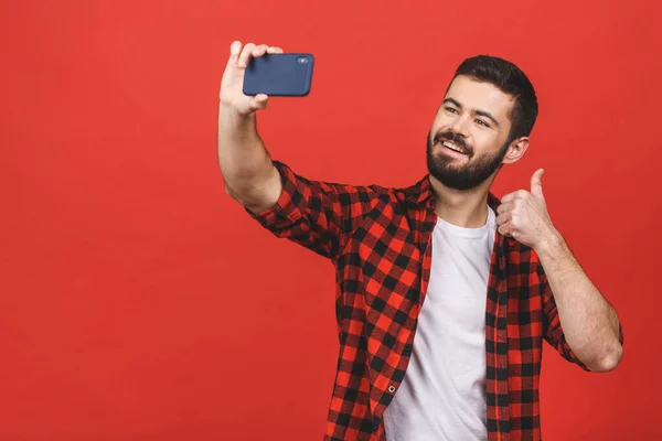 Közelkép Egy Vidám Szakállas Férfiról Aki Szelfit Készít Vörös Háttérrel — Stock Fotó