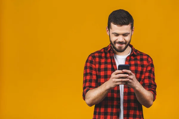 Hombre Feliz Sms Casual Mecanografía Sobre Fondo Amarillo — Foto de Stock